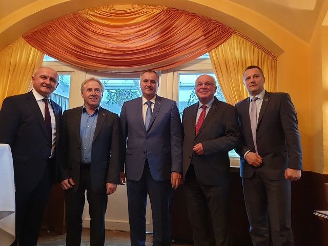 Treffen des Ministerpräsidenten der Republik Srpska und des Direktors von Network Quality Management Markus Strasser-Stöckl in Linz