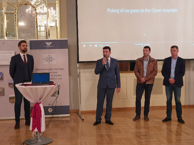 (Serbian (Latin)) Izložbom Muzeja Republike Srpske zatvoreni Dani Srbije i Srpske u Beču