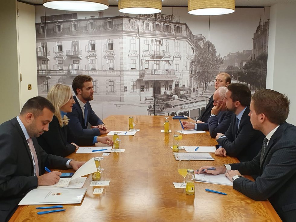 Die Präsidentin der Republik Srpska in Salzburg mit einem Regierungsmitglied des österreichischen Bundeslandes Salzburg