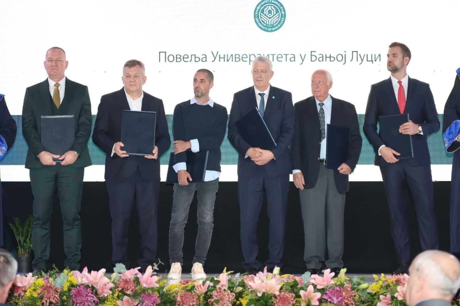 Filipović wurde die Charta der Universität Banja Luka überreicht